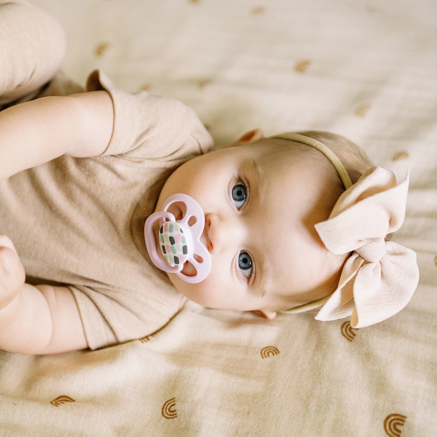 Advantage Baby Pacifier, Fully Symmetrical, Silicone Bulb, 6-18M, BPA Free, Squirrel/Glow, 4 Pack